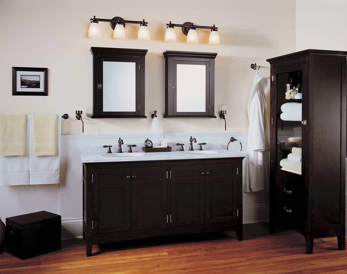 Sử dụng đèn gương phòng tắm hiện đại giúp cho bạn tạo nên một không gian thẩm mỹ tinh tế và hiện đại trong phòng tắm của mình. Nó sẽ giúp người sử dụng dễ dàng quan sát và làm đẹp cho khuôn mặt của mình, đồng thời tạo nên một môi trường ấm cúng và thoải mái.