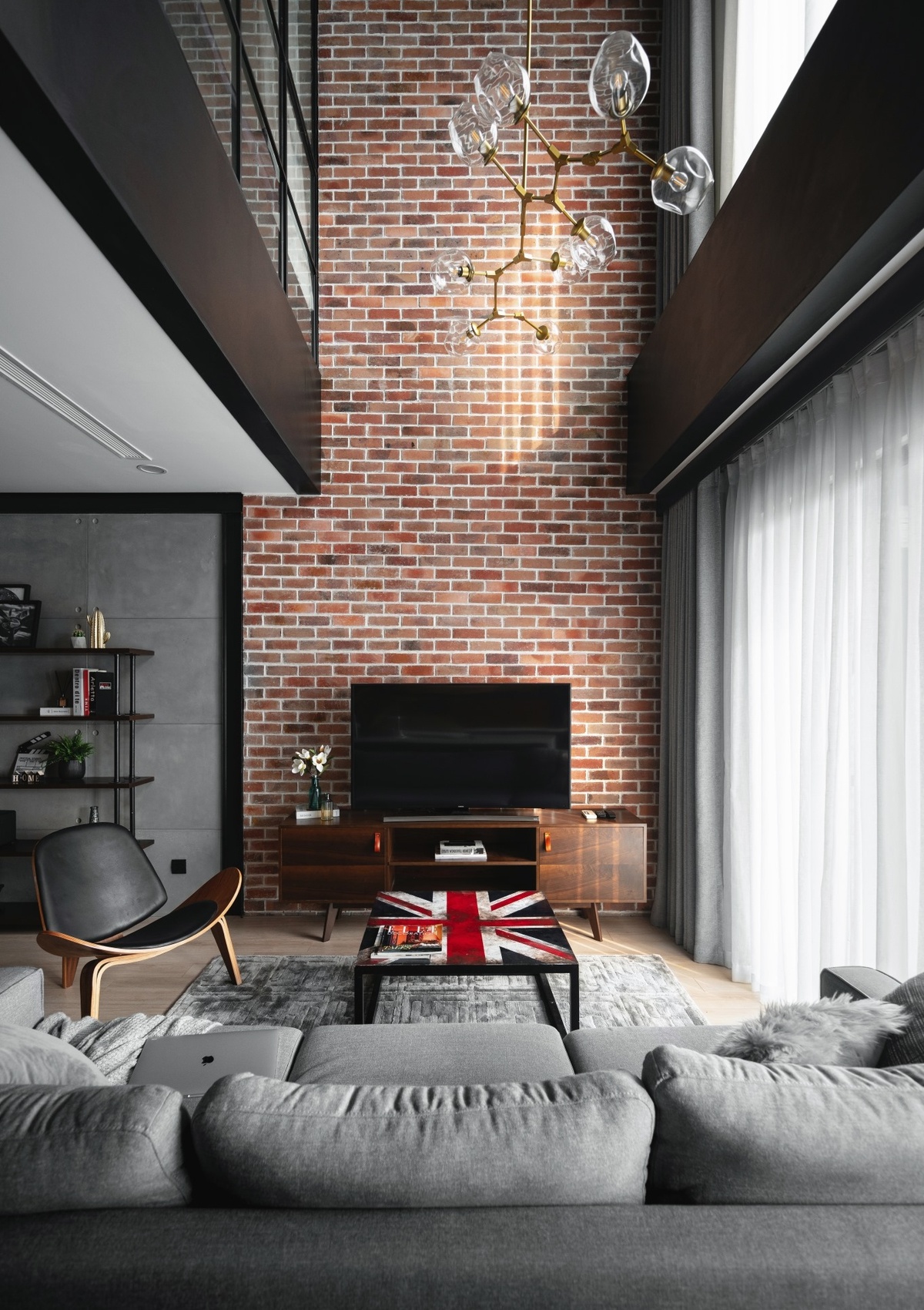 Phòng khách ấn tượng cùng mảng tường gạch đất nung kết hợp nội thất màu trung tính