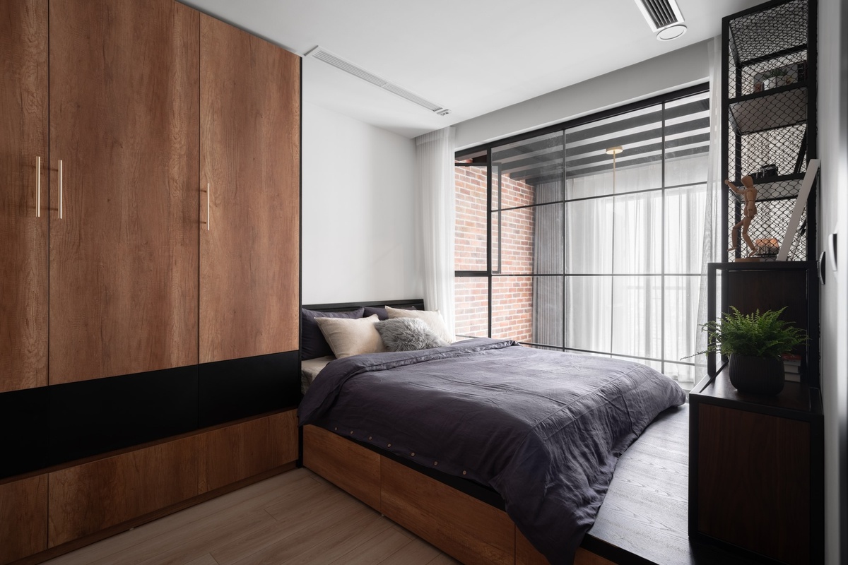 Thiết kế phòng ngủ nhỏ bắt sáng tốt nhờ hệ cửa kính rộng