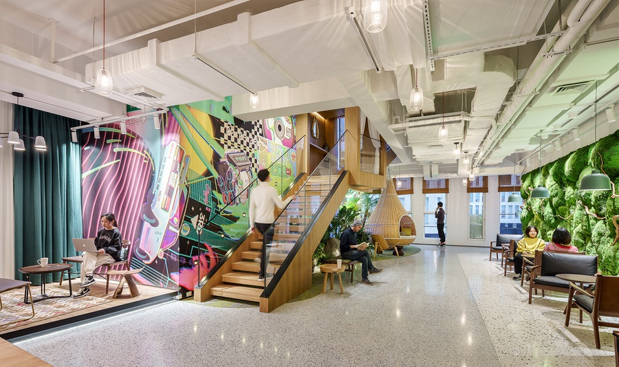 Tổng thể văn phòng sáng tạo được decor đầy bắt mắt với tràn ngập sắc màu