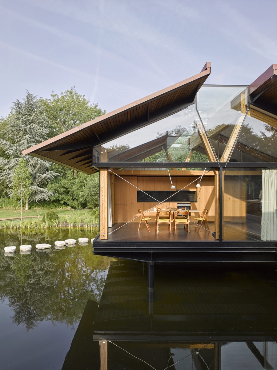 Ngôi nhà được thiết kế trên bề mặt hồ nước đầy thơ mộng