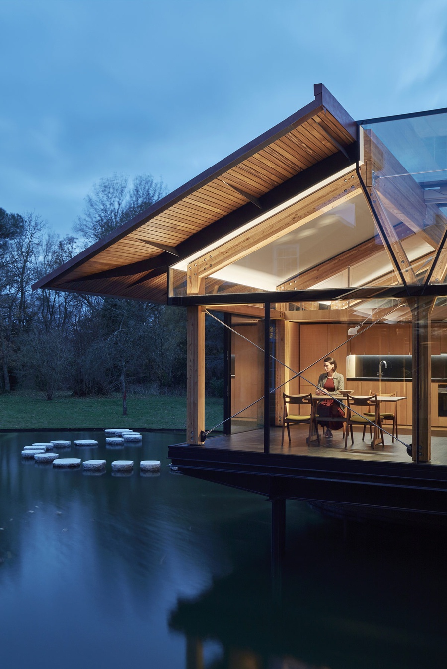 Ngôi nhà được thiết kế trên bề mặt hồ nước đầy thơ mộng