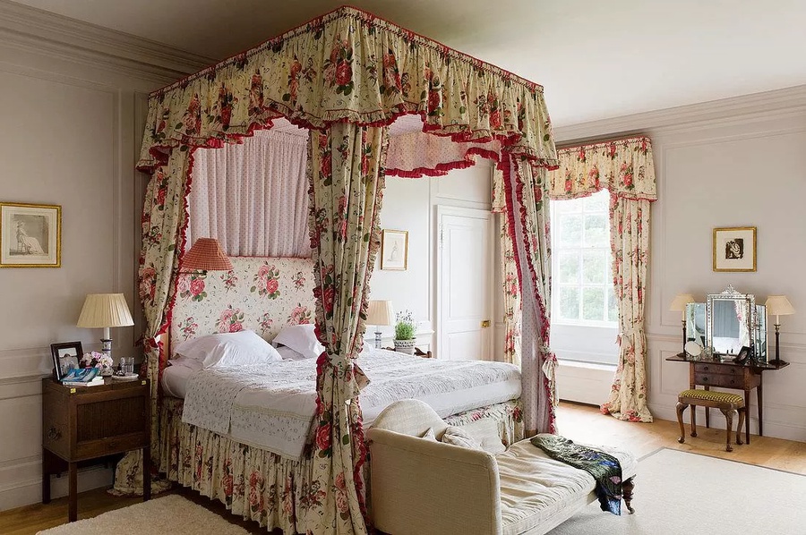 Mẫu phòng ngủ phong cách Vintage độc đáo với rèm che giường ngủ đồng bộ rèm cửa