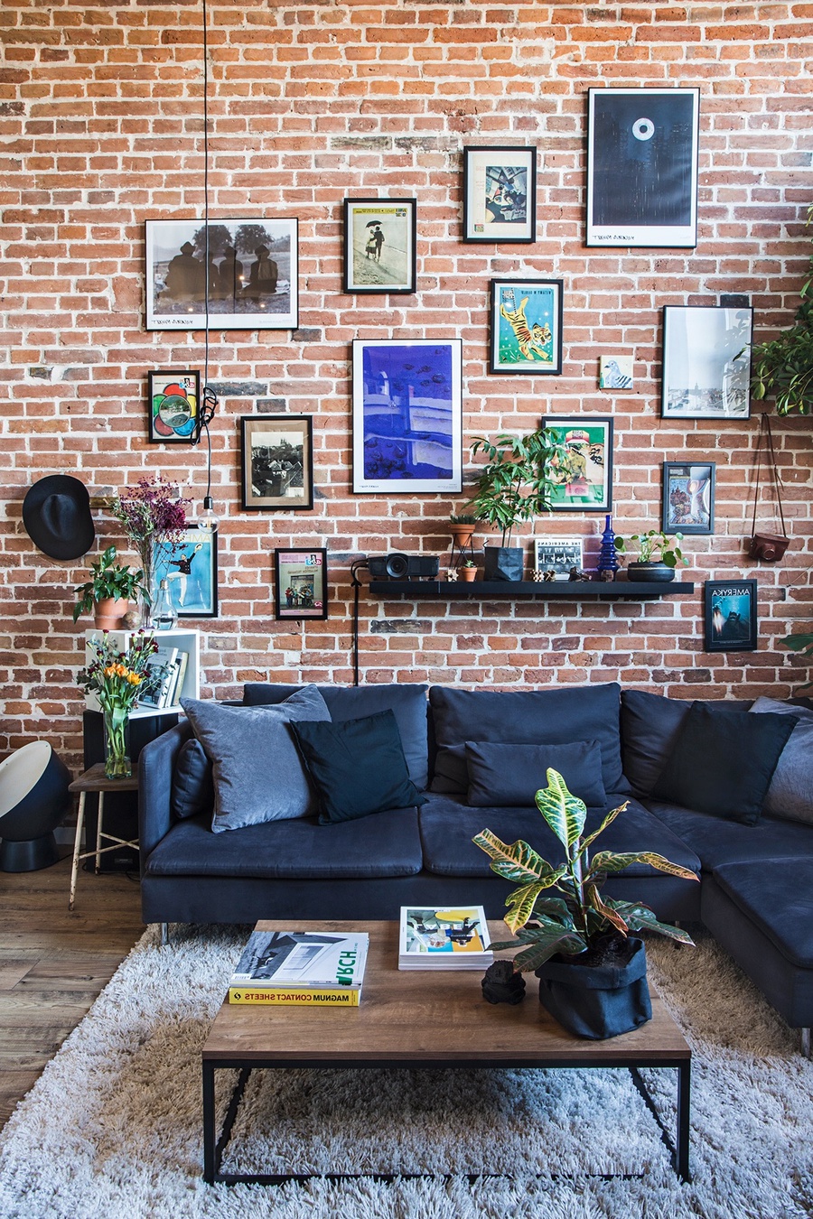 20 cách trang trí tường phòng khách đẹp với những món đồ đơn giản