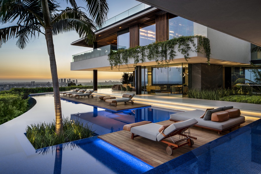 50+ Thiết kế không gian nghỉ dưỡng thơ mộng bên bể bơi xanh mà bạn không nên bỏ qua