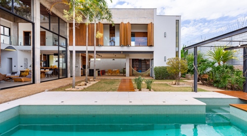 Nhà 2 tầng F.P. House – Không gian thoải mái không kém phần ấm cúng qua sự kết hợp của gỗ và...